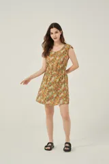 Vestido corto con estampado floral en tonos verde, naranja y marrón, con escote redondo y cintura elastizada.