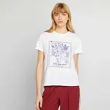 Camiseta blanca de manga corta con estampado de tigre enmarcado en azul y texto "WILD AND REBEL".