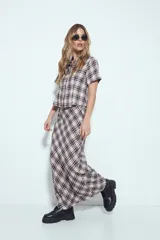 Falda larga de silueta fluida con estampado a cuadros en tonos marrones y beige. La prenda tiene una caída liviana y un calce cómodo.