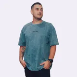 Remerón de manga corta, color gris jaspeado, con estampado grande en la espalda con texto vertical en negro.