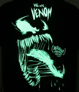 Remera negra de algodón, corte regular, con cuello redondo y mangas cortas. Estampa del personaje Venom en la espalda.