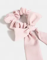 Scrunchie negro con moño de tela.