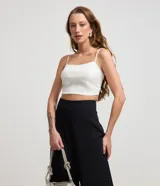 Top cropped blanco de bengalina con breteles finos ajustables y cierre trasero.