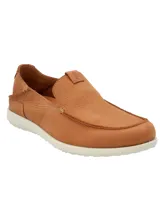 Mocasín de cuero color marrón claro, con puntera redondeada y suela blanca de goma.