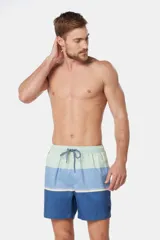 Short de baño azul con rayas horizontales en verde agua y amarillo. Cintura elástica con cordón ajustable, bolsillos laterales y suspensor de malla fina.