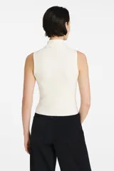 Musculosa blanca de viscosa con cuello alto y corte ajustado.