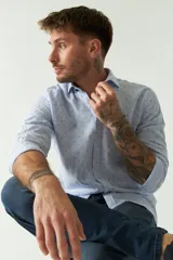 Camisa celeste con microestampado, de lino y algodón, corte regular y logo bordado en el pecho.