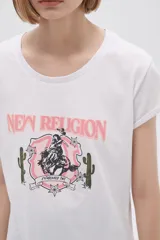 Remera blanca de algodón con estampado de un jinete a caballo en estilo western.