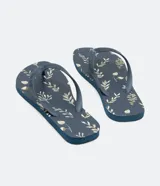 Chinelas de dedo azul marino con estampado de hojas blancas y marrones.