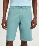 Bermuda masculina de sarga color rosado, con corte recto y bolsillos laterales.