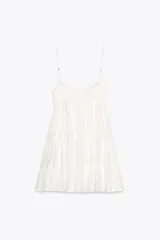 Vestido corto color salmón, de escote recto y tirantes finos ajustables. Presenta detalle de encaje en el escote y falda de tres niveles.