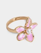 Anillo dorado con forma de flor con pétalos rosas y centro de perla.