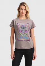 Remera gris con estampado rectangular con flores y texto en el frente, de manga corta y cuello redondo.