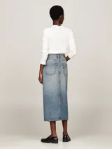 Falda midi de denim celeste con botones frontales y corte recto.
