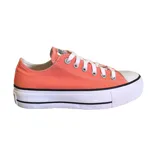Zapatillas de lona de color naranja con suela elevada y diseño clásico.