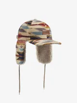 Gorra de béisbol con orejeras de piel sintética, estampado geométrico multicolor y parche de cuero con logo de la marca en el frente.