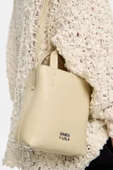 Bolso mini tipo tote de cuero color marrón claro, con doble asa corta, correa larga opcional y logo de la marca en el frente.