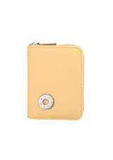 Monedero pequeño color amarillo ocre con cierre de cremallera y múltiples compartimentos internos.
