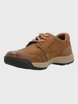 Zapato acordonado color marrón de cuero con cuello acolchado y suela de goma.