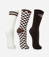 Kit de tres pares de medias de caña larga confeccionadas en algodón. Un par es blanco con dos rayas marrones en la parte superior, otro par tiene un patrón de cuadros blancos y marrones, y el tercer par es marrón liso con un logo bordado en la parte superior.