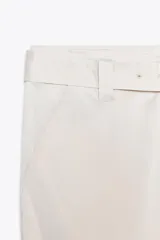 Pantalón cargo color ciruela de tiro medio con bolsillos delanteros, laterales y traseros. Incluye cinturón de la misma tela con hebilla metálica.