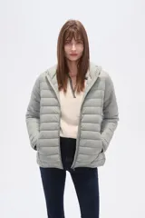 Campera acolchada negra, de manga larga y cuello alto, con cierre frontal.