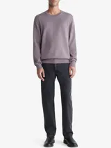 Sweater Calvin Klein de algodón color lila, de corte clásico, cuello redondo y logo bordado en el pecho.