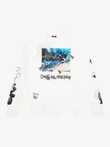 Remera de manga larga blanca con cuello redondo y puños acanalados. Estampado frontal con imagen de paisaje y logo de la marca. Estampados en ambas mangas.