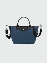 Cartera de mano y bandolera Longchamp modelo Le Pliage Energy S, color azul. Confeccionada en tejido técnico con solapa y asas cortas de cuero negro. Incluye una correa de hombro ajustable y extraíble con el logo de la marca. Presenta cierre superior con cremallera y botón a presión.