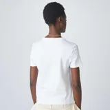Camiseta blanca de algodón de corte clásico y manga corta.
