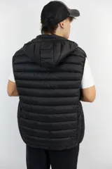 Chaleco puffer negro de nylon con capucha desmontable y cierre frontal.