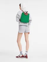 Mochila plegable de nylon en color naranja con cierre y asas ajustables, modelo Le Pliage M.