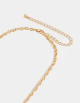 Collar corto dorado con cadena de eslabones y apliques de flores y hojas con strass.