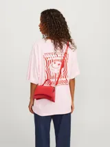 Bolso bandolera rojo con solapa y correa ajustable.