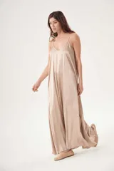 Vestido largo color beige de satén con breteles finos y escote en V.