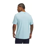Remera celeste de manga corta Under Armour con logo estampado en el pecho.