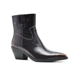 Bota texana de cuero color marrón oscuro con detalles de pespuntes en color cobre. Tiene caña media, punta fina y taco bajo. Elástico en los laterales. Estilo western.