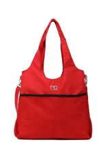 Bolso rojo tipo tote con bolsillo de red en la parte inferior y correa larga ajustable.