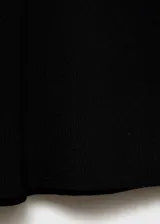 Vestido corto negro de punto fino con escote de pico y detalle de lazo.