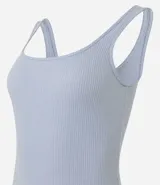 Vestido midi acanalado color celeste, con escote cuadrado y tirantes medios. Confeccionado en algodón sostenible con elastano para mayor comodidad y ajuste.