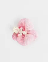 Hebilla para el pelo con forma de flor rosa y blanca, con una perla en el centro.
