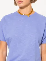 Remera blanca de algodón de corte recto y mangas cortas.