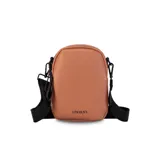 Bandolera de cuero sintético color negro, con doble cierre superior y correa de galón ajustable. Incluye un bolsillo interior de fácil acceso.