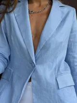 Blazer amarillo de lino con forro de algodón, corte sastrero, botones forrados y confección artesanal.