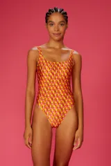 Traje de baño enterizo con estampado geométrico en tonos naranja, amarillo y rosa.