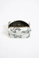 Neceser con estampado de perros, color gris, con cierre y diseño compacto.