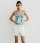 Short de denim blanco, de tiro medio y corte recto.