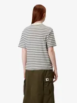 Camiseta de manga corta con cuello redondo y corte recto, confeccionada en tejido de algodón orgánico a rayas horizontales en tonos crudo y negro. Presenta logo bordado en el pecho.