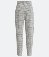 Pantalón zanahoria con estampado de cuadros, botón en la trabilla y tejido tweed.