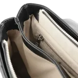 Bandolera negra de cuero sintético con diseño acolchado y cierre con solapa. Presenta logo de la marca en el frente, correa de cadena plateada y herrajes plateados.